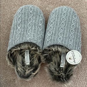 Size M/L never worn selling for $10 tag still on